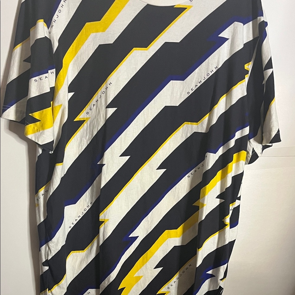 😄Sean John graphic tshirt lightening bolts xl